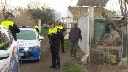 Agentes de la Policía Local de Zaragoza informan a los vecinos de Torre Urzáiz del desalojo./ Aragón TV