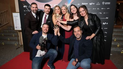 El equipo de 'El campo es nuestro' con su premio Iris. / CARTV