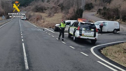 Un autobús de transporte escolar y una furgoneta de reparto han chocado lateralmente en el kilómetro 55,8 de la carretera A-139, en el término municipal de Sahún (Huesca). / Guardia Civil