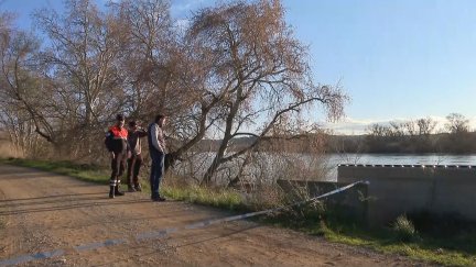 La mota de protección de las viviendas está debilitada y eso ha obligado a desalojar la urbanización. / Aragón TV