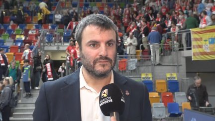 Carlos Cantero atiende a los medios de comunicación.