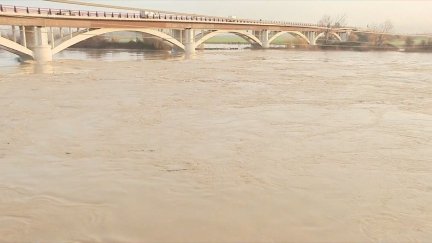 El río Ebro este miércoles a su paso por la localidad de Gelsa (Zaragoza). / Aragón TV