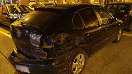 El detenido embistió el vehículo de la Guardia Civil cuando trataba de huir. / Guardia Civil