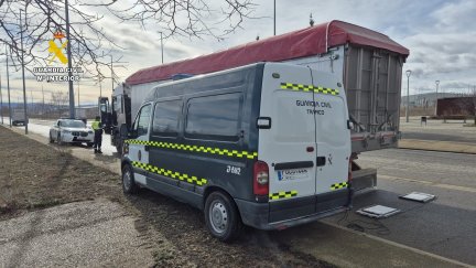 La Guardia Civil realizó la prueba de alcoholemia al conductor, que triplicó la tasa permitida