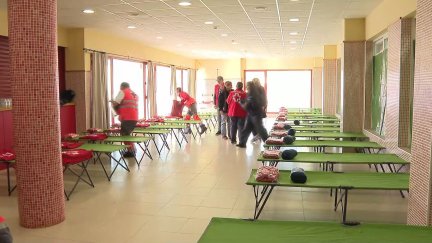 El albergue provisional instalado en el polideportivo de Alfajarín dará cobijo a 17 vecinos de la urbanización Los Huertos. / Aragón TV