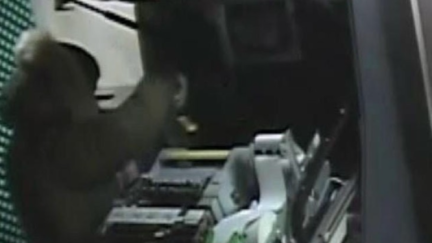 Momento en el que el joven manipulaba el cajero automático. / Guardia Civil