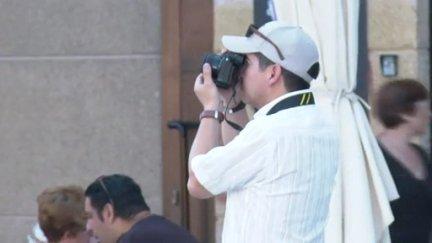Un turista realiza una fotografía en Zaragoza. / Aragón TV