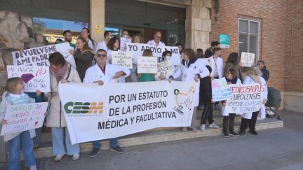 Médicos protestando a las puertas del Hospital Obispo Polanco de Teruel. / Aragón TV