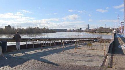 Imagen del Ebro a su paso por Zaragoza, este viernes. / Aragón TV