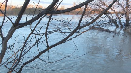 El caudal del Ebro sigue en descenso. / Aragón TV
