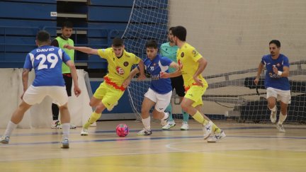 Un momento del partido en la pista del Melistar