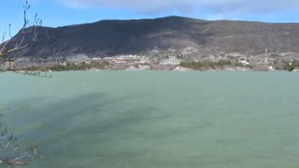 El embalse de Arguis presentaba hace unos días esta imagen. / Aragón Tv