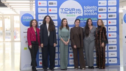 La reina Letizia este martes junto a las las finalistas del Premio Princesa de Girona / Aragón TV