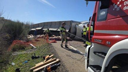 Bomberos de la Diputación de Teruel intervienen tras el accidente en la N-211, entre Alcañiz y Calanda./ DPT