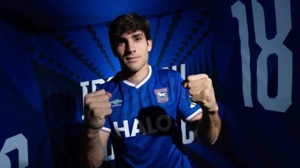 Iván Azón sigue muy de cerca al Real Zaragoza desde Inglaterra.