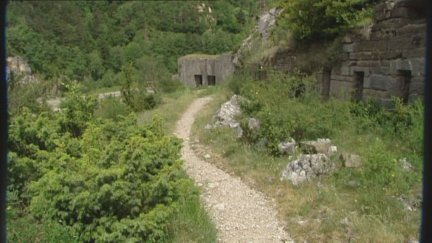 El Col de Ladrones es una de las fortificaciones clásicas que se ve desde Canfranc. / Aragón TV