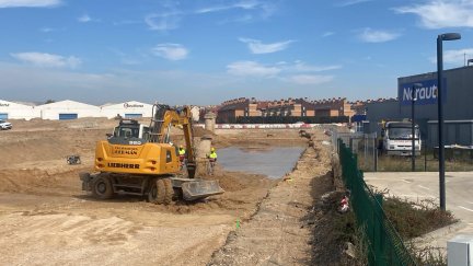 La tubería se ha roto durante estas obras en la travesía de Utebo. / Alejandro García