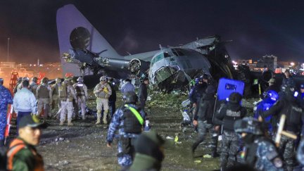 Integrantes de las Fuerzas Militares de Bolivia custodian un avión militar de carga accidentado en El Alto (Bolivia). (EFE/ Gabriel Márquez)