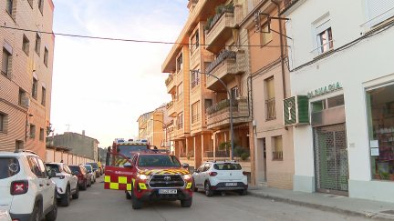 El siniestro tuvo lugar en el tercer piso de un edificio de tres plantas ubicado en la calle Garlin de Ayerbe. / Aragón TV