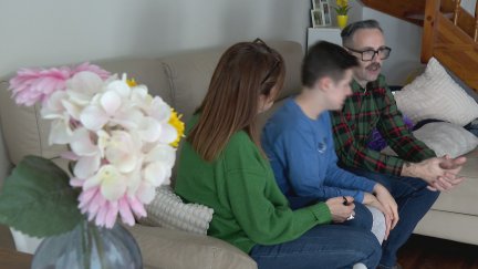 El aragonés Álvaro tiene 14 años, discapacidad, autismo y una enfermedad rara. / Aragón TV