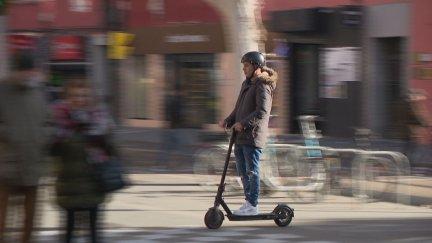 En Zaragoza se registra, al menos, un robo de patinete al día. / Aragón TV