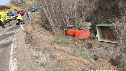 Un conductor, herido al caer su tractor por un terraplén mientras circulaba por la A-211 a su paso por Daroca. | DPZ