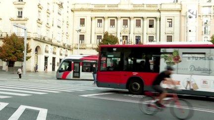 Imagen de un autobús y un tranvía en Zaragoza en Plaza España. / Aragón TV