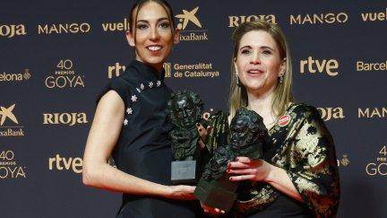 Yasmina Praderas, a la derecha, junto a Amanda Villavieja tras recibir sus estatuillas. / EFE. Quique García