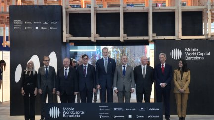 Las principales autoridades, encabezadas por Felipe VI, durante la inauguración del evento. / Europa Press. David Zorrakino