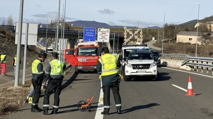 El siniestro vial se produjo en el kilómetro 423,25 de la autovía A-23, sentido descendente y término municipal de Jaca. / Guardia Civil