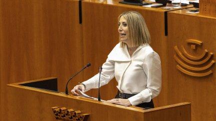 La candidata del PP a la Presidencia de la Junta de Extremadura, María Guardiola, en su discurso en la primera jornada de su investidura, este martes en Mérida. / EFE
