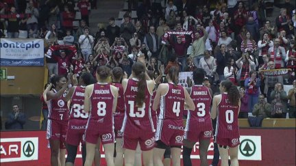 Las jugadoras del Casademont Zaragoza celebran el triunfo en Girona.