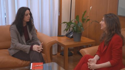 La presidenta de las Cortes, María Navarro (dcha), ha recibido a la diputada de IU, Marta Abengochea. / Aragón TV