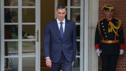 El presidente del Gobierno, Pedro Sánchez, antes de recibir al Gran Duque Guillermo V, en el Palacio de la Moncloa, a 5 de marzo de 2026, en Madrid. / EUROPA PRESS