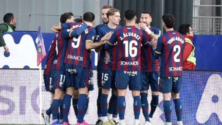 Los jugadores de la SD Huesca celebran un gol en El Alcoraz.