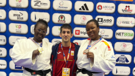 Las hermanas Coulibaly Touré posan con sus medallas