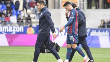 Jesús Álvarez se retira lesionado en el duelo ante el Albacete. Foto: LaLiga