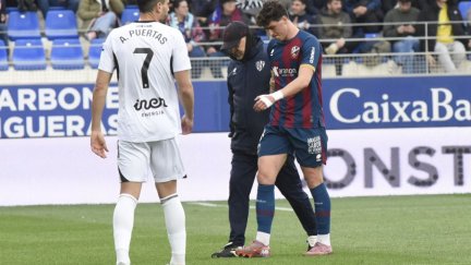 Enol se retira lesionado en el minuto 8 del partido contra el Albacete. Foto: LaLiga