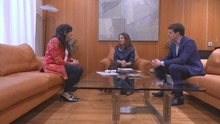 La secretaria general de Chunta Aragonesista y su portavoz, Isabel Lasobras (izquierda) y Jorge Pueyo, junto a la presidenta de las Cortes de Aragón, María Navarro. / Aragón TV
