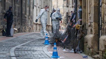 Agentes de la Policía Nacional junto al edificio de la localidad de Miranda de Ebro incendiado esta noche, y en el que han muerto tres mujeres. / EFE