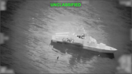 Una imagen nocturna de un ataque contra un barco en el estrecho de Ormuz. / Reuters