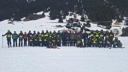 Miembros de los grupos del Greim de Huesca y alumnos de la escuela de montaña junto al ministro del Interior. / Gobierno de España
