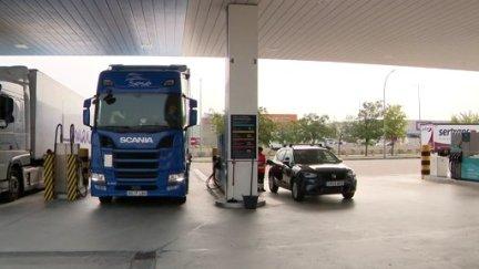 Un camión reposta gasóleo en una gasolinera aragonesa. / Aragón TV