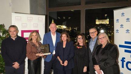 El equipo del programa, tras recibir el premio. / Forta