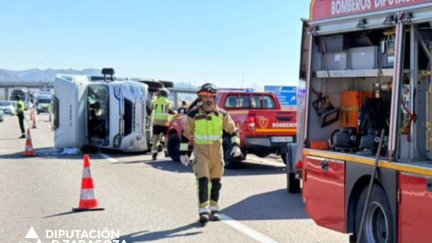 Bomberos de la Diputación de Zaragoza han tenido que excarcelar a uno de los cuatro ocupantes de la autocaravana. / DPZ