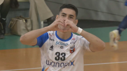 Freire celebra su gol con el Wanapix