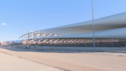 Aerogeneradores que guarda el grupo inversor Copenhagen Infrastructure Partners en el aeropuerto de Teruel./ Aragón TV