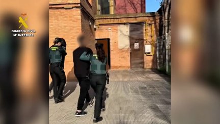 Uno de los detenidos trasladado por los agentes de la Guardia Civil./ Guardia Civil