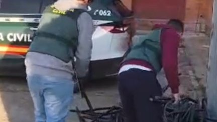Agentes de la Guardia Civil con parte del cable intervenido. / Guardia Civil Huesca