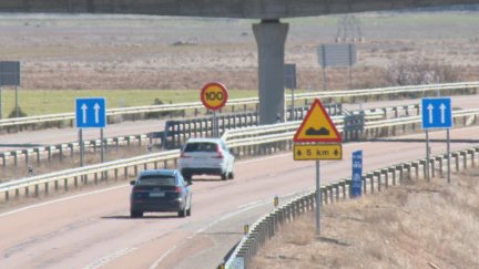 Las señales amarillas indican dificultades en la circulación por la A-23 entre Santa Eulalia y Caminreal. / Aragón TV